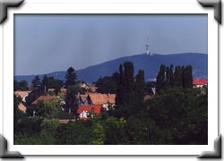 kép: látkép a községben, háttérben a mecsek